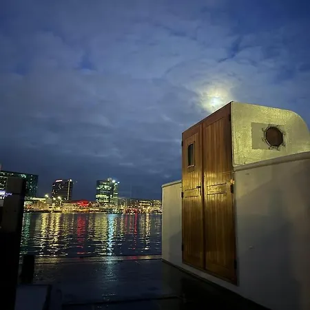 Bådhotel One-of-a-kind Houseboat In *