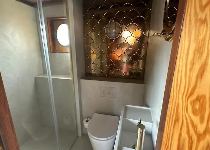 One-of-a-kind Houseboat In Bådhotel København