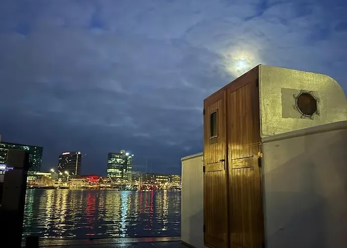 Bådhotel One-of-a-kind Houseboat In *